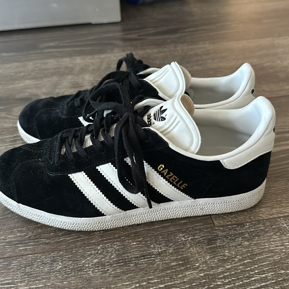 Adidas Gazelle shoes, size 6 1/2, usually wears 7 1/2. one full size too big. - Picture 3 of 7